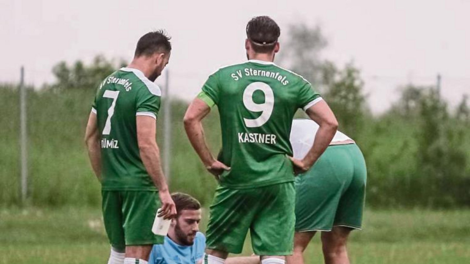 Hochdorfs Mutlu Acar (rechts) dehnt die verletzte Wade von Schiedsrichter Vincent Schöller . Die Sternenfelser Mustafa Tümoz (links) und Rony Kastner schauen zu. Foto: Simecek Hochdorfs Mutlu Acar (rechts) dehnt die verletzte Wade von Schiedsrichter Vincent Schöller . Die Sternenfelser Mustafa Tümoz (links) und Rony Kastner schauen zu. Foto: Simecek
