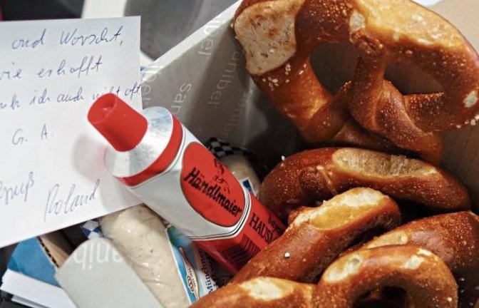Wie am Samstag in unserer Serie „Phänomene der Natur“ am Samstag angeregt, landete Senf samt Weißwurst und als Zugabe noch Brezeln in der Redaktion. Sogar ein Reim war dabei: „Senf ond Worscht, so wie erhofft, verschenk ich auch nicht oft.“ Wie Weihnachte