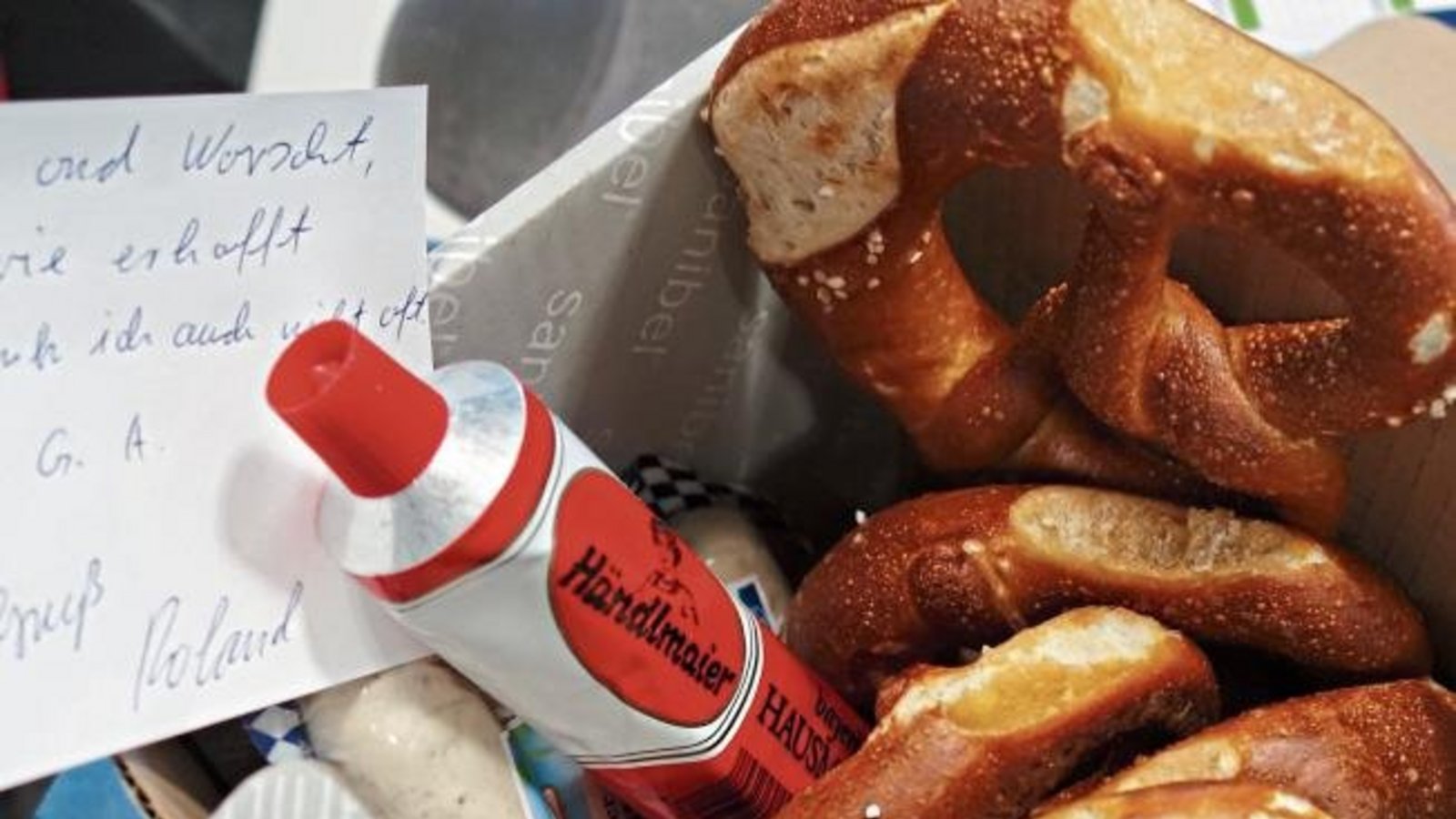 Wie am Samstag in unserer Serie „Phänomene der Natur“ am Samstag angeregt, landete Senf samt Weißwurst und als Zugabe noch Brezeln in der Redaktion. Sogar ein Reim war dabei: „Senf ond Worscht, so wie erhofft, verschenk ich auch nicht oft.“ Wie Weihnachte