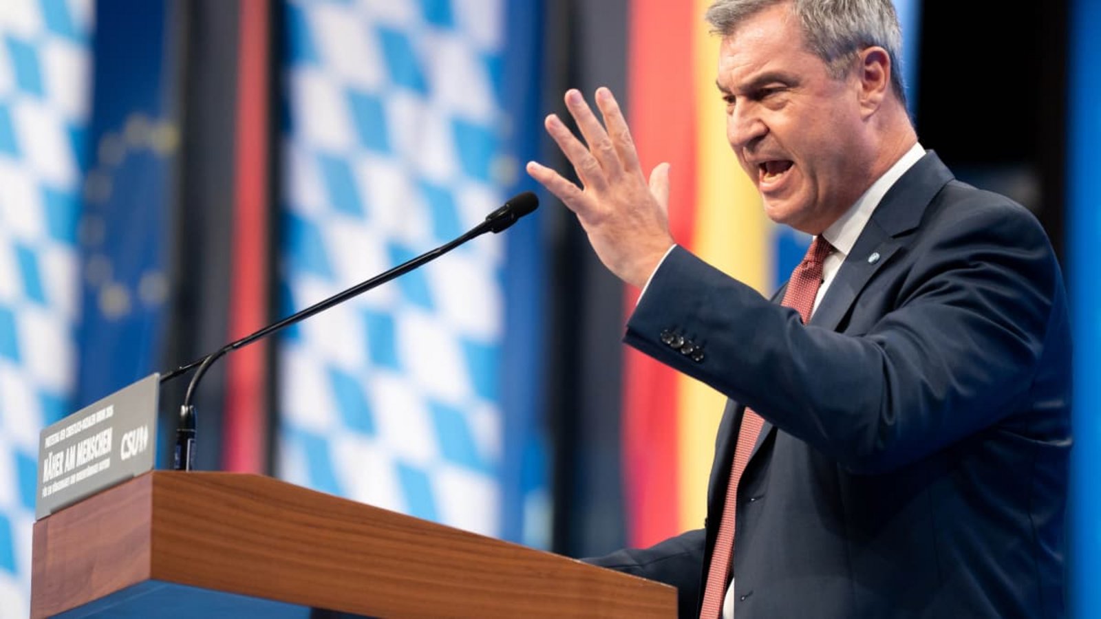 Beim CSU-Parteitag schießt Söder deutlich gegen Links und Rechts. Die Linke nennt er „Honecker 2.0“.Bihlmayer, Michael/actionpress