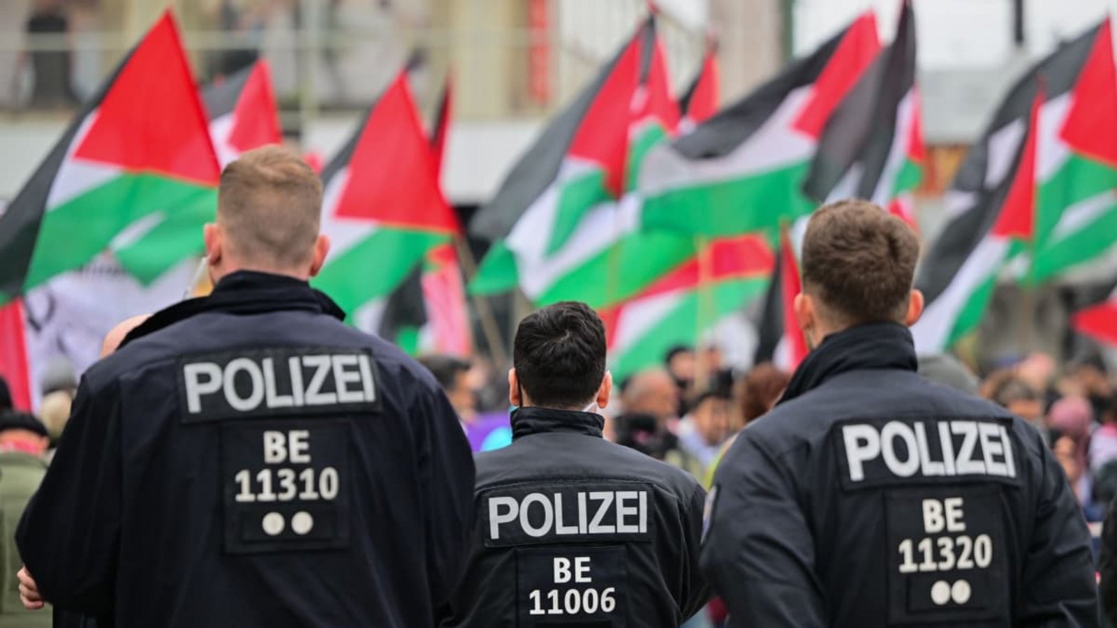 Propalästinensische Demonstration Anfang Oktober in Berlin. Der Übergang zum Antisemitismus ist mitunter fließend. Die unbehelmten Köpfe der Polizisten zeigen immerhin: Es geht friedlich zu.Sebastian Gollnow/dpa Propalästinensische Demonstration Anfang Oktober in Berlin. Der Übergang zum Antisemitismus ist mitunter fließend. Die unbehelmten Köpfe der Polizisten zeigen immerhin: Es geht friedlich zu.Sebastian Gollnow/dpa