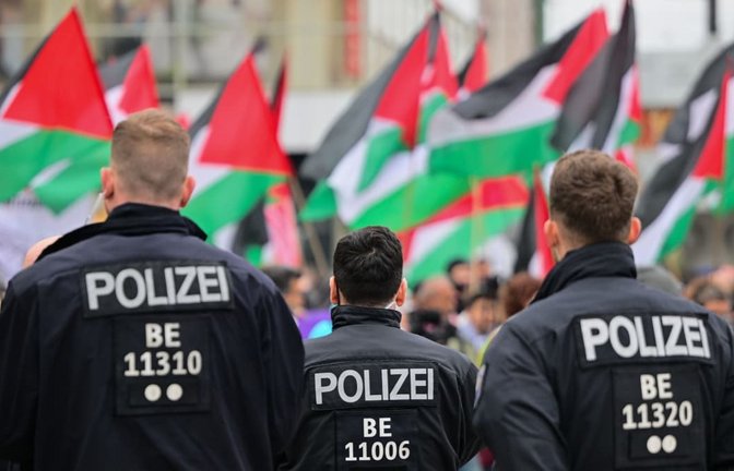 Propalästinensische Demonstration Anfang Oktober in Berlin. Der Übergang zum Antisemitismus ist mitunter fließend. Die unbehelmten Köpfe der Polizisten zeigen immerhin: Es geht friedlich zu.<span class='image-autor'>Sebastian Gollnow/dpa</span>