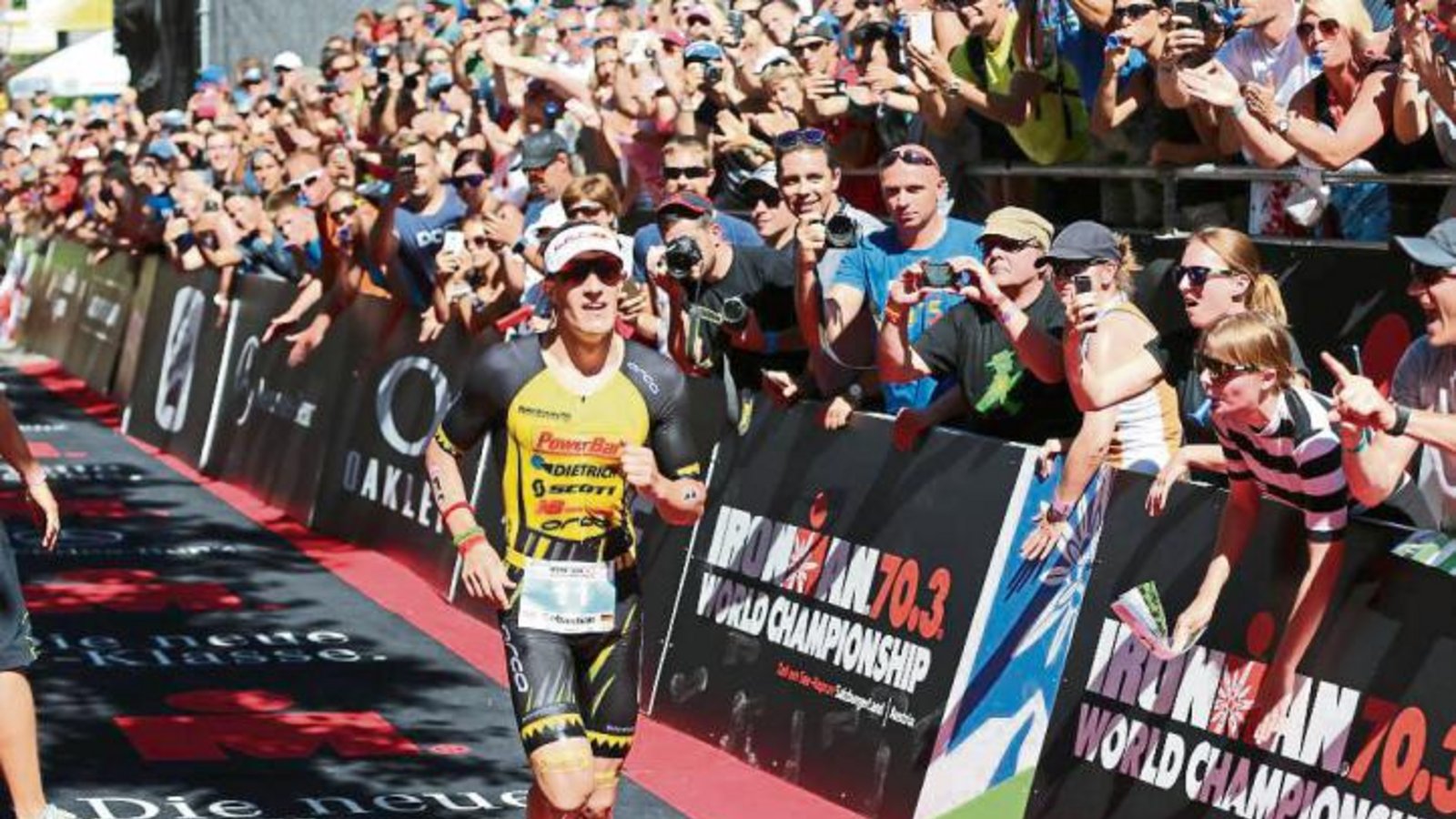 Anfeuerung auf den letzten Metern: Bei der Hitzeschlacht in Zell am See wird Sebastian Kienle (Tri-Team Heuchelberg) Zweiter hinter Jan Frodeno. Foto: ddp Anfeuerung auf den letzten Metern: Bei der Hitzeschlacht in Zell am See wird Sebastian Kienle (Tri-Team Heuchelberg) Zweiter hinter Jan Frodeno. Foto: ddp