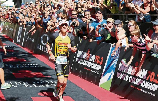 Anfeuerung auf den letzten Metern: Bei der Hitzeschlacht in Zell am See wird Sebastian Kienle (Tri-Team Heuchelberg) Zweiter hinter Jan Frodeno. Foto: ddp