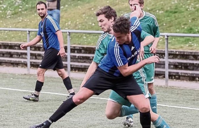 Bilall Gjinovci (TSV Enzweihingen, vorne) und der Iptinger Matthias Knapp kämpfen um den Ball. Am Ende hat Enzweihingen auf dem Wiernsheimer Kunstrasen die Nase vorn. Foto: Simecek
