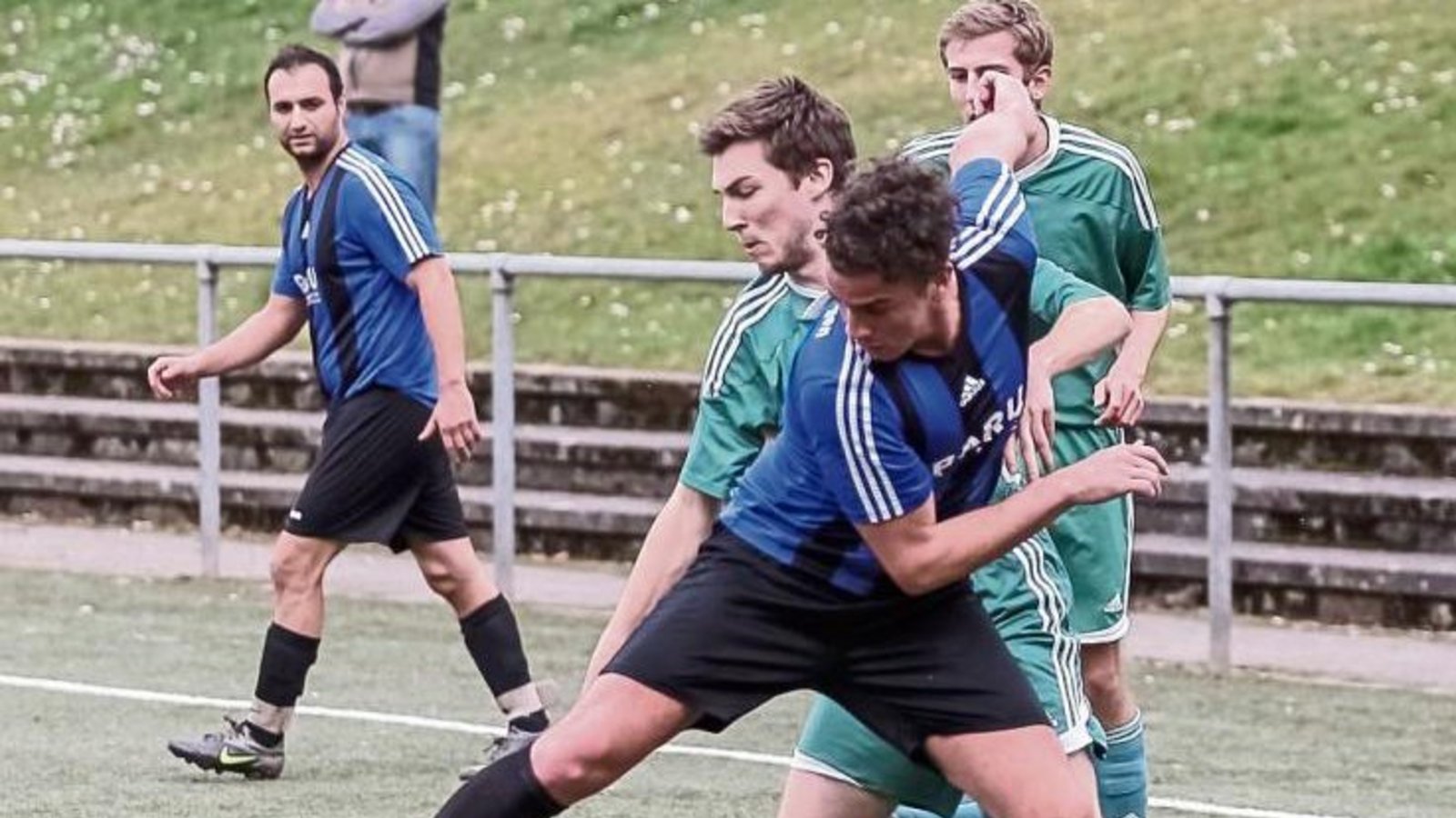 Bilall Gjinovci (TSV Enzweihingen, vorne) und der Iptinger Matthias Knapp kämpfen um den Ball. Am Ende hat Enzweihingen auf dem Wiernsheimer Kunstrasen die Nase vorn. Foto: Simecek Bilall Gjinovci (TSV Enzweihingen, vorne) und der Iptinger Matthias Knapp kämpfen um den Ball. Am Ende hat Enzweihingen auf dem Wiernsheimer Kunstrasen die Nase vorn. Foto: Simecek
