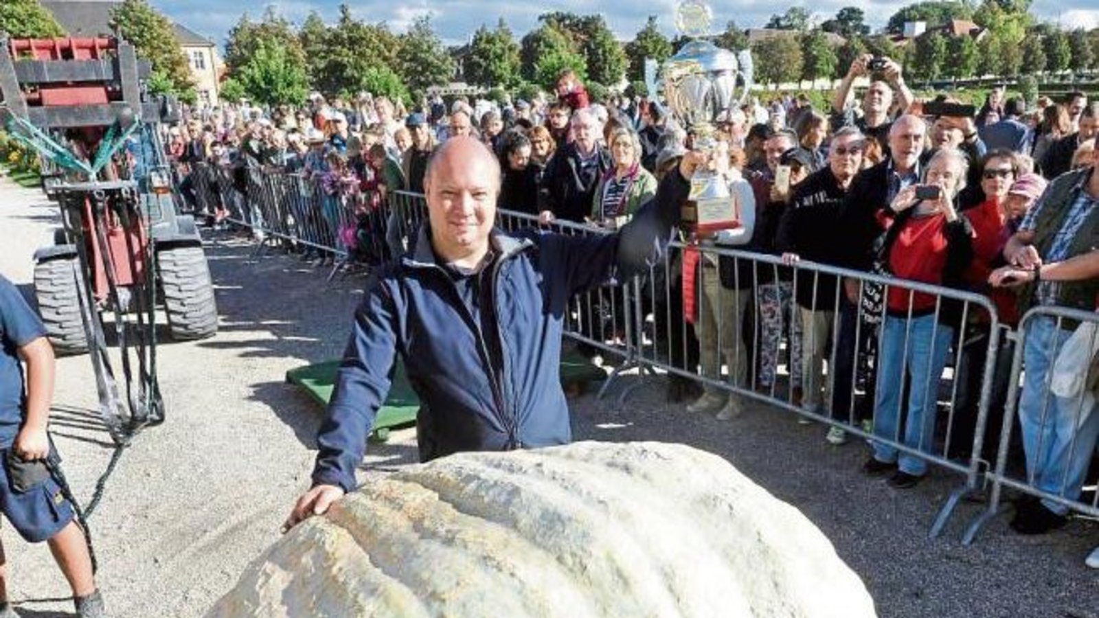 Bei strahlendem Sonnenschein wurden am Sonntag im Blühenden Barock in Ludwigsburg Deutschlands schwerste Kürbisse gewogen. Dabei stellte Matthias Würsching aus Einhausen (Hessen) einen neuen Rekord auf. Sein Kürbis der Sorte Atlantic Giant wog stolze 901 Bei strahlendem Sonnenschein wurden am Sonntag im Blühenden Barock in Ludwigsburg Deutschlands schwerste Kürbisse gewogen. Dabei stellte Matthias Würsching aus Einhausen (Hessen) einen neuen Rekord auf. Sein Kürbis der Sorte Atlantic Giant wog stolze 901