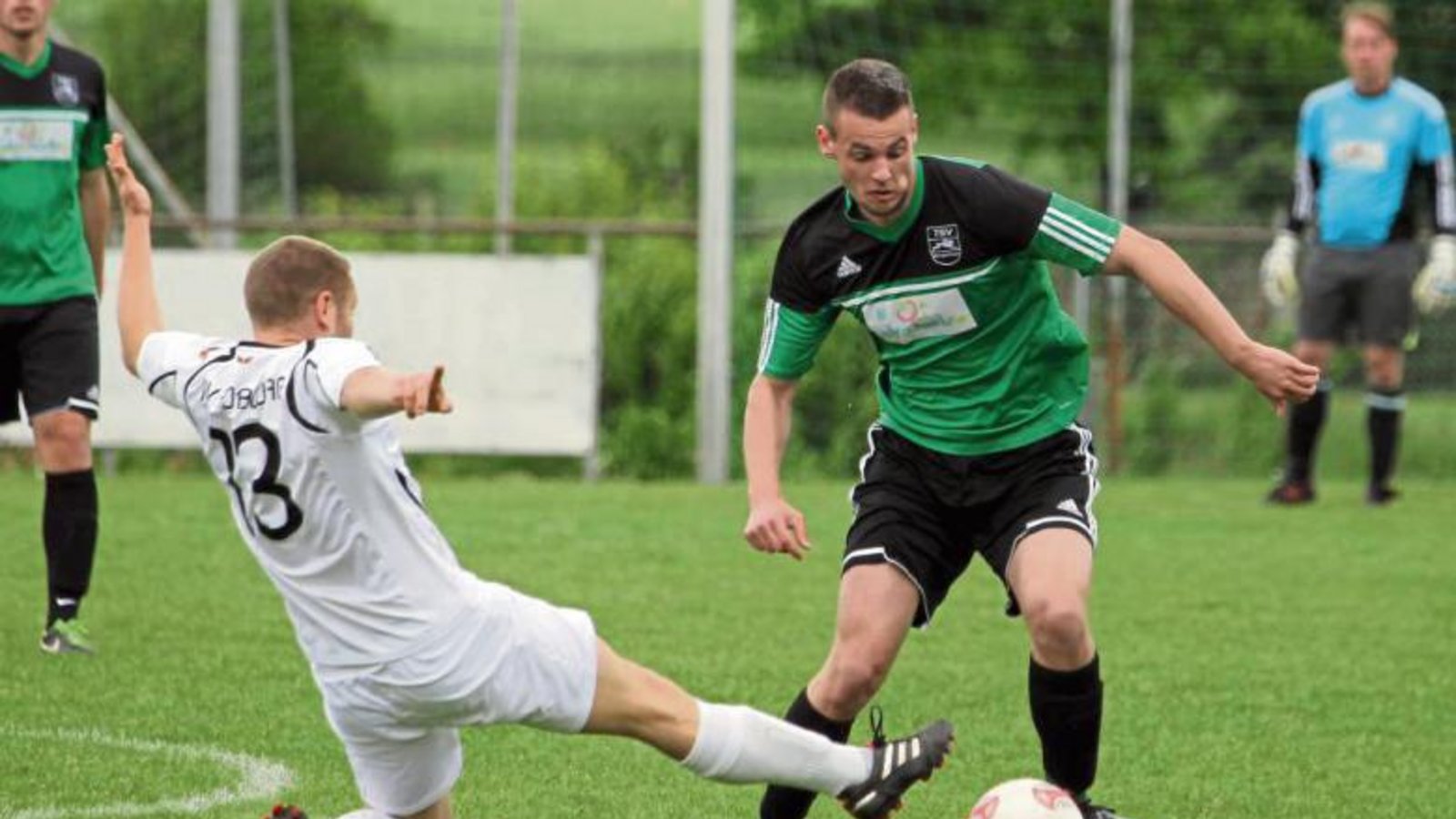 Kleinglattbachs Daniel Linder (rechts) soll mit seinen Flügelläufen für Gefahr sorgen. Foto: Bürkle