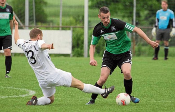 Kleinglattbachs Daniel Linder (rechts) soll mit seinen Flügelläufen für Gefahr sorgen. Foto: Bürkle