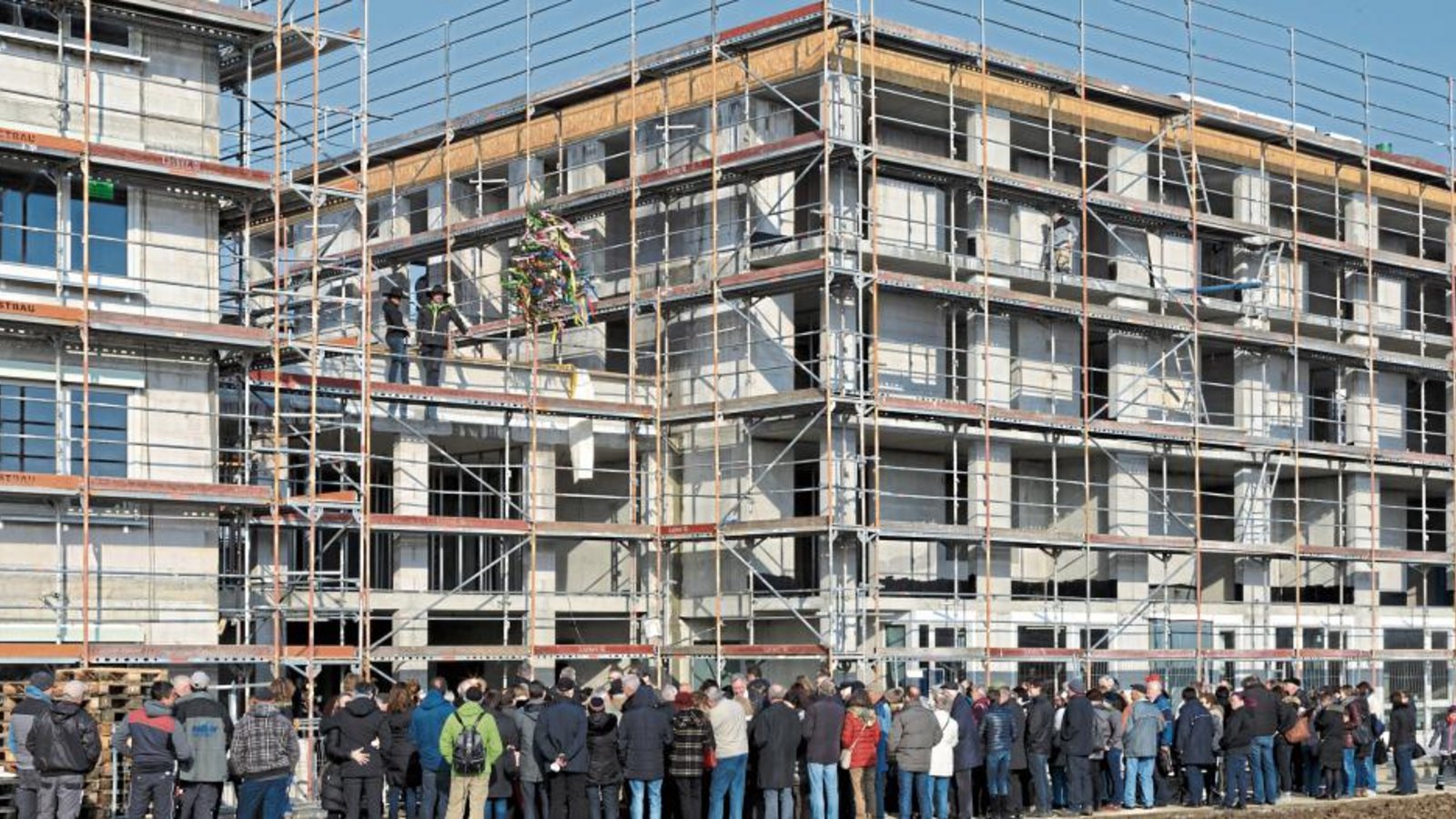 Zahlreiche Besucher und Kaufinteressenten beim Richtfest in der Karl-Heinz-Lüth-Straße. Foto: Schmid Zahlreiche Besucher und Kaufinteressenten beim Richtfest in der Karl-Heinz-Lüth-Straße. Foto: Schmid