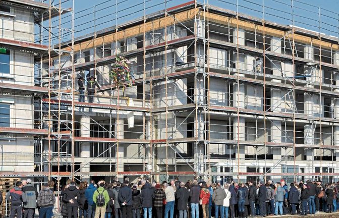 Zahlreiche Besucher und Kaufinteressenten beim Richtfest in der Karl-Heinz-Lüth-Straße.  Foto: Schmid