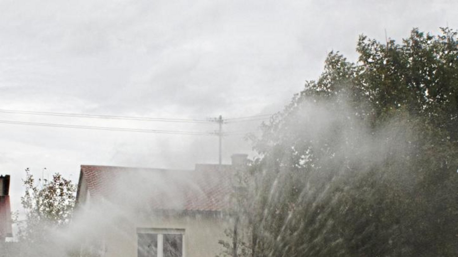 Gegen die Gase setzt die Feuerwehr ein Hydroschild (links) ein. Rund 35 Einsatzkräfte nehmen an der Übung teil. Fotos: Friedrich Gegen die Gase setzt die Feuerwehr ein Hydroschild (links) ein. Rund 35 Einsatzkräfte nehmen an der Übung teil. Fotos: Friedrich