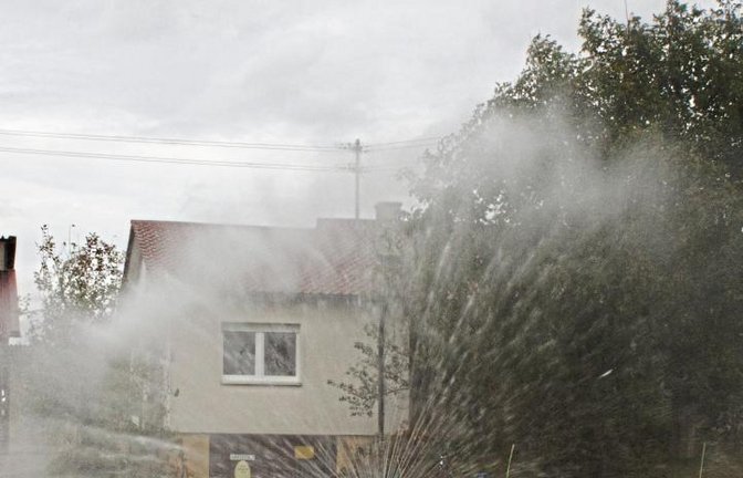 Gegen die Gase setzt die Feuerwehr ein Hydroschild (links) ein. Rund 35 Einsatzkräfte nehmen an der Übung teil.  Fotos: Friedrich