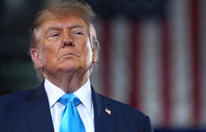 US-Präsident Donald Trump sieht sich dem Vorwurf ausgesetzt, angesichts des von ihm losgebrochenen Iran-Kriegs den schon im Februar 2022 von Russland begonnenen Angriffskrieg gegen die Ukraine zu vernachlässigen.<span class='image-autor'>Mark Schiefelbein/AP/dpa</span>