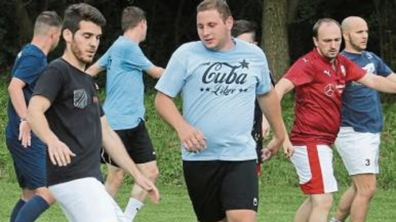 Vorwärts, rückwärts, seitwärts – der TSV Häfnerhaslach wärmt sich auf. Foto: Küppers Vorwärts, rückwärts, seitwärts – der TSV Häfnerhaslach wärmt sich auf. Foto: Küppers