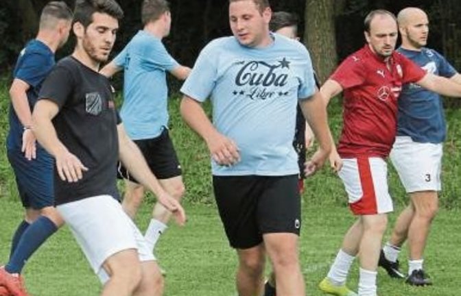 Vorwärts, rückwärts, seitwärts – der TSV Häfnerhaslach wärmt sich auf. Foto: Küppers