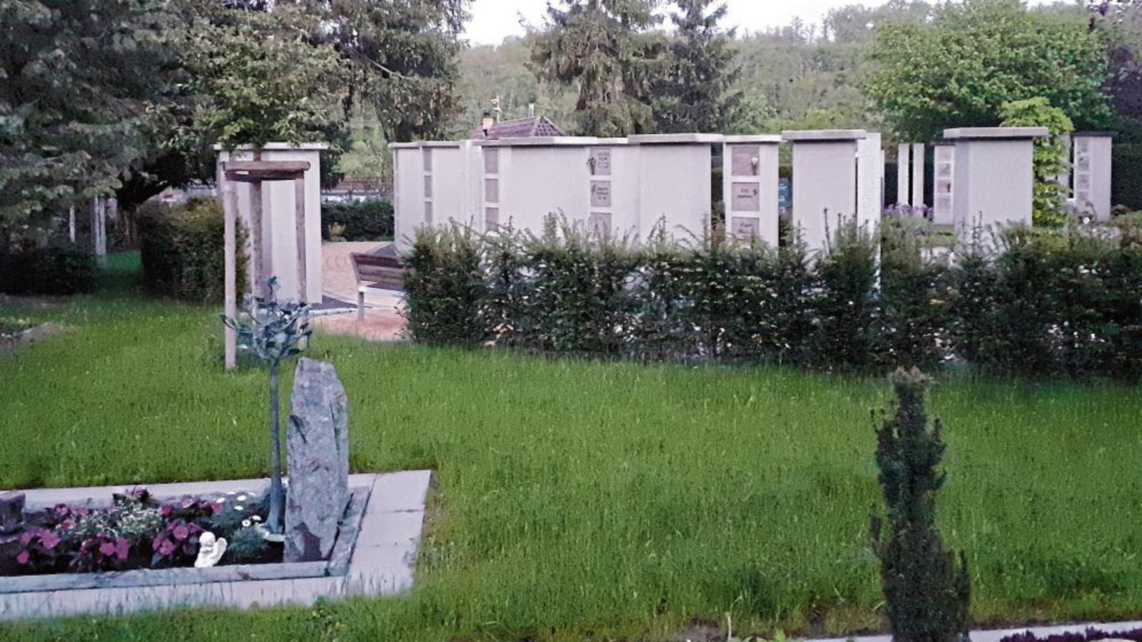 An das vorhandene Urnengrabfeld auf dem Oberriexinger Friedhof sollen sich nochmals insgesamt bis zu acht neue Granitstelen mit insgesamt 32 Möglichkeiten zur Urnenbestattung anschließen. Foto: Glemser An das vorhandene Urnengrabfeld auf dem Oberriexinger Friedhof sollen sich nochmals insgesamt bis zu acht neue Granitstelen mit insgesamt 32 Möglichkeiten zur Urnenbestattung anschließen. Foto: Glemser