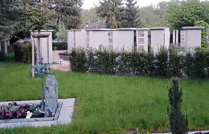 An das vorhandene Urnengrabfeld auf dem Oberriexinger Friedhof sollen sich nochmals insgesamt bis zu acht neue Granitstelen mit insgesamt 32 Möglichkeiten zur Urnenbestattung anschließen.  Foto: Glemser