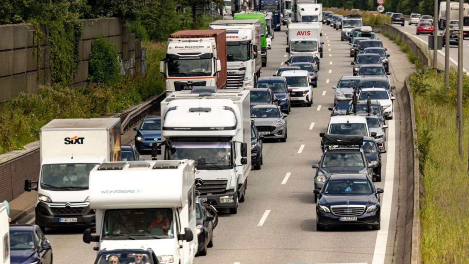 Schleppend läuft der Verkehr auf der Autobahn 1 bei Hamburg. Laut Einschätzung des ADAC ist das erste August-Wochenende das staureichste der gesamten Ferienzeit.Ulrich Perrey/dpa Schleppend läuft der Verkehr auf der Autobahn 1 bei Hamburg. Laut Einschätzung des ADAC ist das erste August-Wochenende das staureichste der gesamten Ferienzeit.Ulrich Perrey/dpa