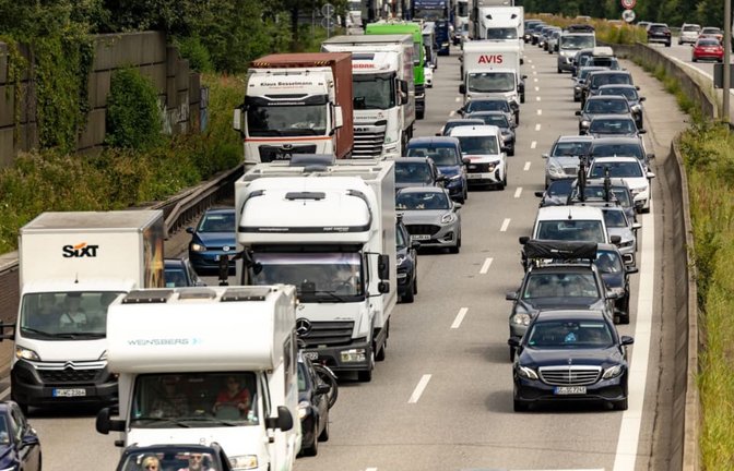 Schleppend läuft der Verkehr auf der Autobahn 1 bei Hamburg. Laut Einschätzung des ADAC ist das erste August-Wochenende das staureichste der gesamten Ferienzeit.<span class='image-autor'>Ulrich Perrey/dpa</span>