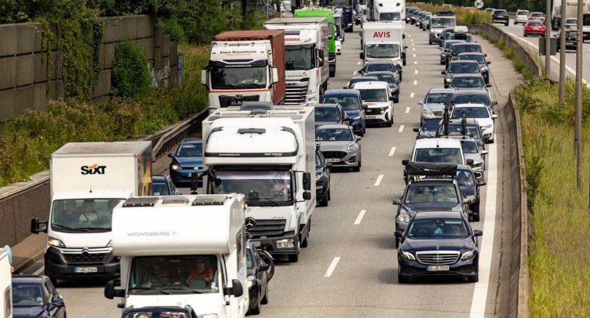 Schleppend läuft der Verkehr auf der Autobahn 1 bei Hamburg. Laut Einschätzung des ADAC ist das erste August-Wochenende das staureichste der gesamten Ferienzeit.