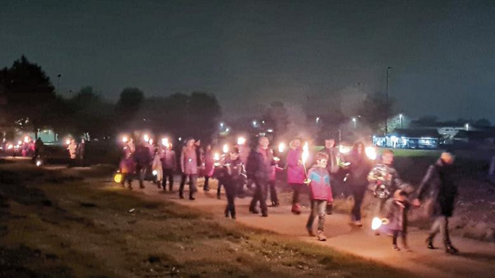 Gemeinsam erhellten die Kinder und Familien mit Fackeln und Laternen die Nacht. Fotos: p Gemeinsam erhellten die Kinder und Familien mit Fackeln und Laternen die Nacht. Fotos: p