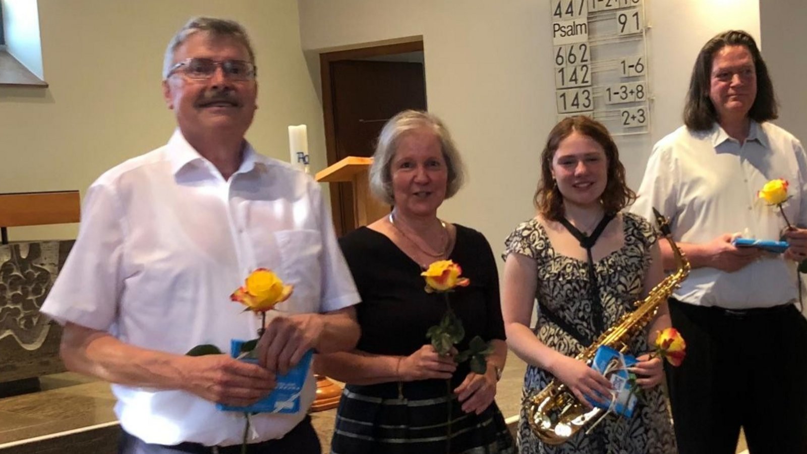 Für die Solistinnen und Solisten gibt es Blumen. Foto: p Für die Solistinnen und Solisten gibt es Blumen. Foto: p