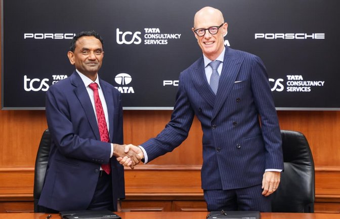 Der Vertrag ist unterzeichnet: K. Krithivasan (links), CEO und Managing Director von Tata Consultancy Services, und Porsche-Chef Michael Leiters geben sich die Hand.<span class='image-autor'>Porsche AG</span>