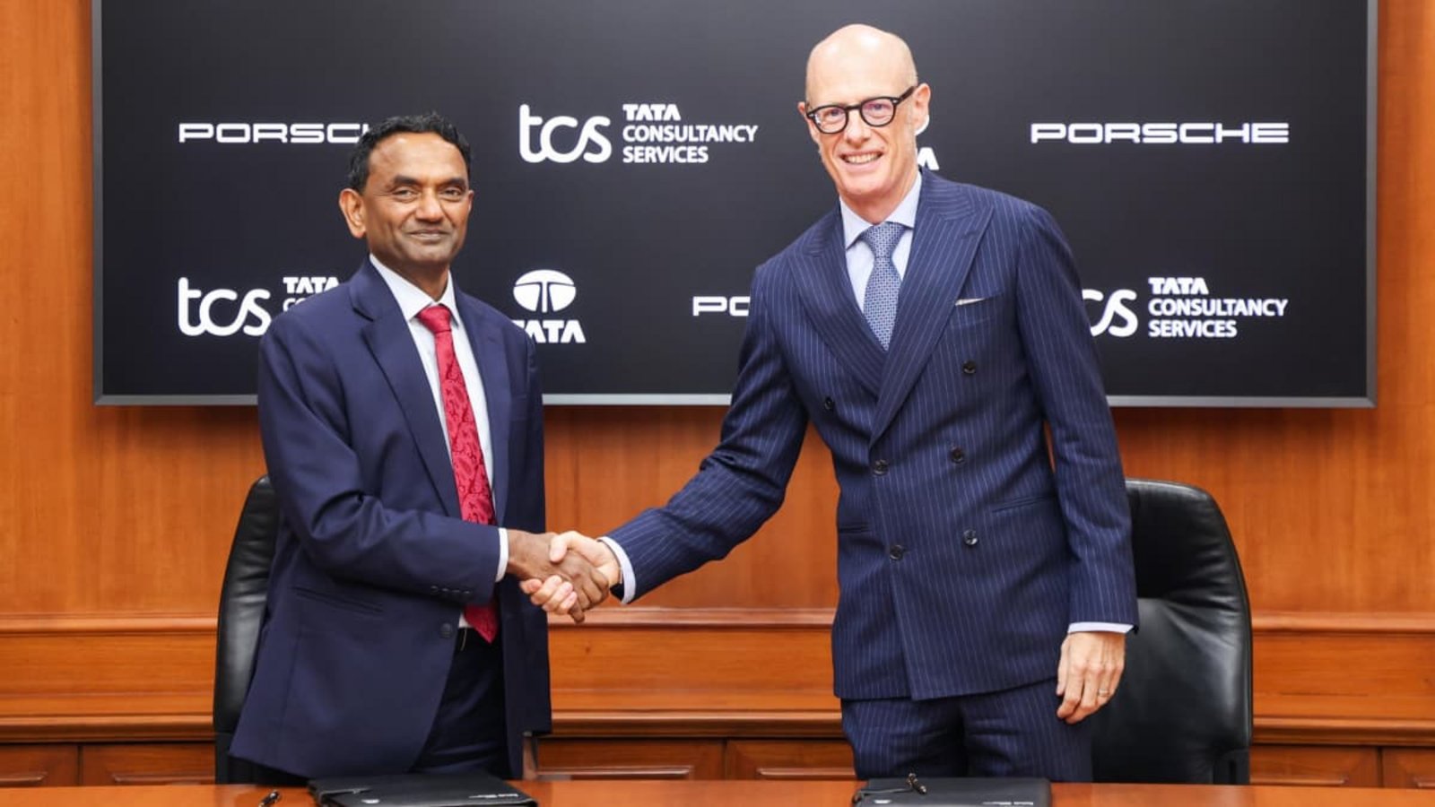 Der Vertrag ist unterzeichnet: K. Krithivasan (links), CEO und Managing Director von Tata Consultancy Services, und Porsche-Chef Michael Leiters geben sich die Hand.Porsche AG