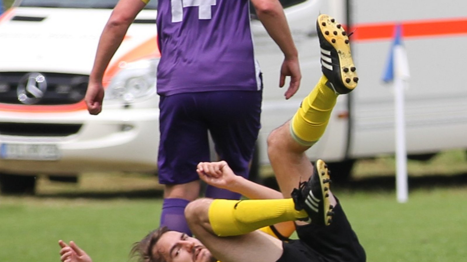 Eine Bruchlandung hat Elia Klein mit dem SV Riet im Vorbereitungsspiel bei der SGM Riexingen II hingelegt. Die Partie gewinnt die SGM mit 5:0. Foto: Dittrich Eine Bruchlandung hat Elia Klein mit dem SV Riet im Vorbereitungsspiel bei der SGM Riexingen II hingelegt. Die Partie gewinnt die SGM mit 5:0. Foto: Dittrich