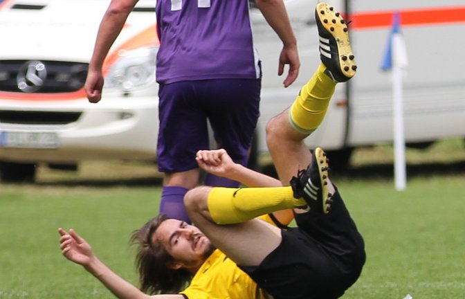 Eine Bruchlandung hat Elia Klein mit dem SV Riet im Vorbereitungsspiel bei der SGM Riexingen II hingelegt. Die Partie gewinnt die SGM mit 5:0.  <span class='image-autor'>Foto: Dittrich</span>