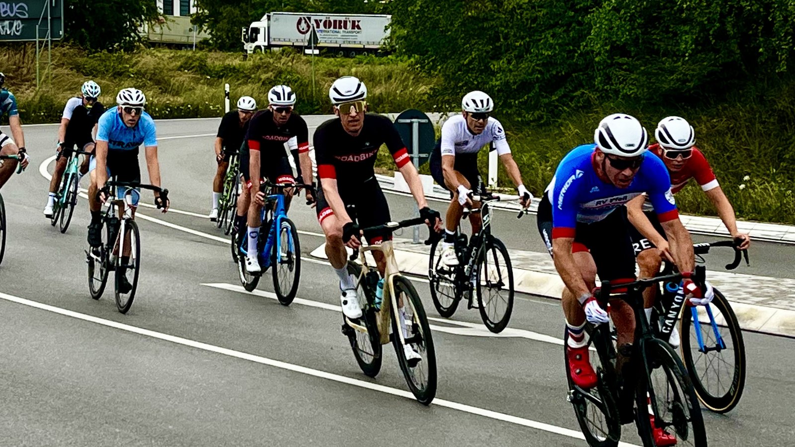 Das Fahrerfeld wird am Sonntag gegen 13.15 Uhr in Häfnerhaslach erwartet. Schon morgens fahren die Amateure durch. Foto: Dittrich Das Fahrerfeld wird am Sonntag gegen 13.15 Uhr in Häfnerhaslach erwartet. Schon morgens fahren die Amateure durch. Foto: Dittrich
