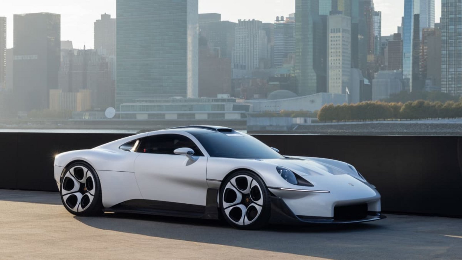 Porsche stellt sein Showcar Mission S in New York vor.Porsche AG Porsche stellt sein Showcar Mission S in New York vor.Porsche AG
