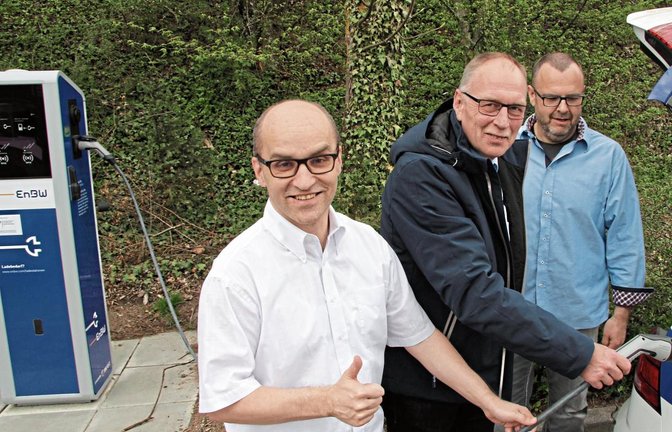 Illingens Bürgermeister Harald Eiberger, EnBW-Regionalberater Achim Häge und Ortsbaumeister Matthias Meinhardt (von links) nahmen gestern die E-Ladestation am Schillerplatz in Betrieb.  Foto: Banholzer