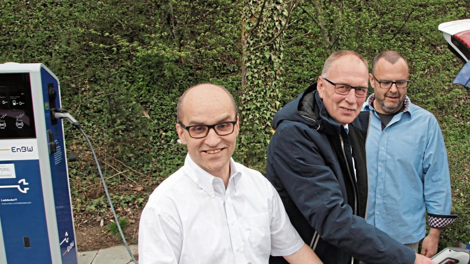 Illingens Bürgermeister Harald Eiberger, EnBW-Regionalberater Achim Häge und Ortsbaumeister Matthias Meinhardt (von links) nahmen gestern die E-Ladestation am Schillerplatz in Betrieb. Foto: Banholzer Illingens Bürgermeister Harald Eiberger, EnBW-Regionalberater Achim Häge und Ortsbaumeister Matthias Meinhardt (von links) nahmen gestern die E-Ladestation am Schillerplatz in Betrieb. Foto: Banholzer