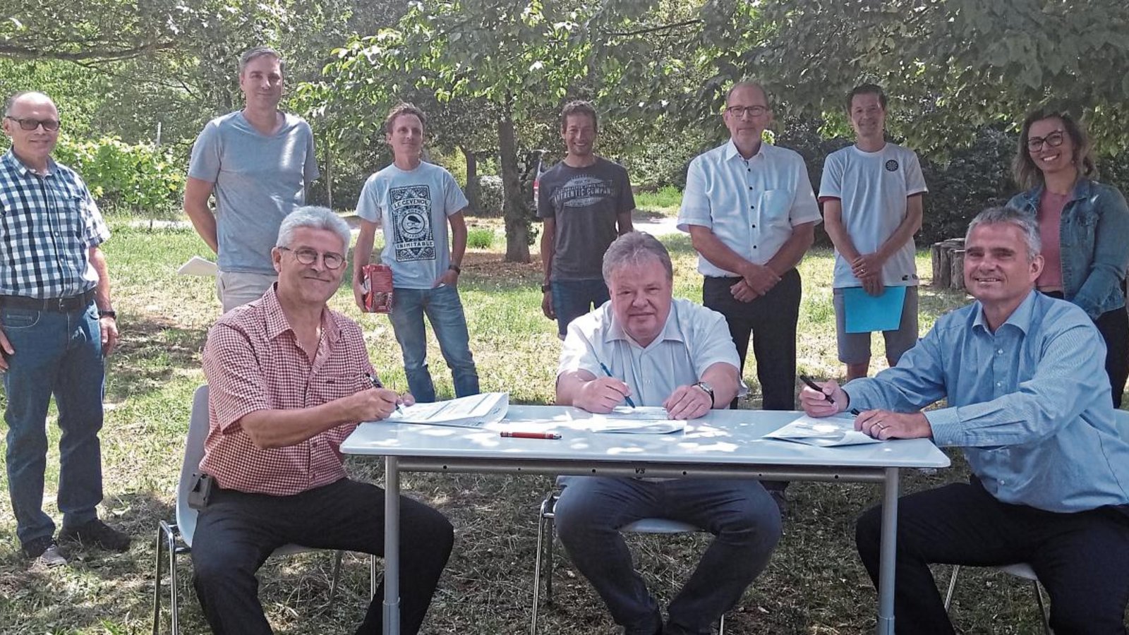Im Garten der Kirbachschule in Hohenhaslach unterzeichneten Schulleiter Rainer Graef (links), der Personalleiter der Bodensee-Wasserversorgung Ingo Kröhnert (Mitte) und Bürgermeister Holger Albrich (rechts) die Urkunden für die neue Bildungspartnerschaft vor den Augen der begeisterten Lehrerschaft und Vertretern der IHK. Foto: Glemser Im Garten der Kirbachschule in Hohenhaslach unterzeichneten Schulleiter Rainer Graef (links), der Personalleiter der Bodensee-Wasserversorgung Ingo Kröhnert (Mitte) und Bürgermeister Holger Albrich (rechts) die Urkunden für die neue Bildungspartnerschaft vor den Augen der begeisterten Lehrerschaft und Vertretern der IHK. Foto: Glemser