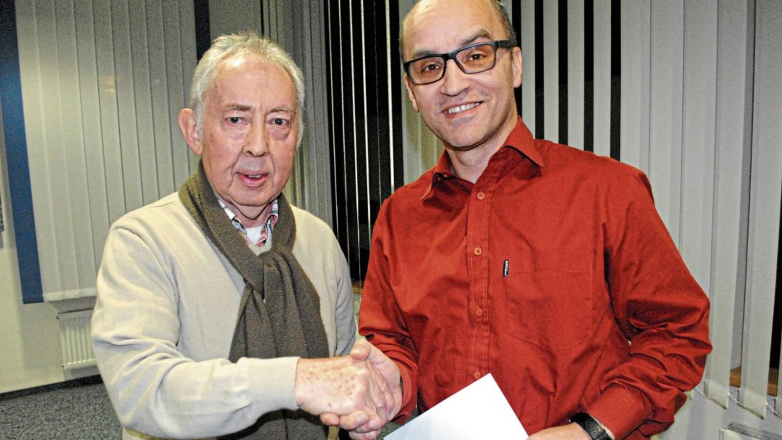 Mit Rudolf Krauth (links) kehrte am Mittwochabend ein erfahrener Kommunalpolitiker in den Illinger Gemeinderat zurück. Er wurde von Bürgermeister Harald Eiberger nach dem Ausscheiden von Rainer Glaser in das Amt verpflichtet. Der Schützinger Schreinermeister Glaser war 2014 für die CDU in den Gemeinderat gewählt worden. Krauth vertrat bereits von 1989 bis 1994 sowie von 1999 bis 2014 für die CDU-Fraktion die Interessen der Bürger. Ebenfalls als Nachfolger von Glaser wurde Krauth in den Verwaltungsausschuss der Gemeinde gewählt.  Foto: Stahlfeld