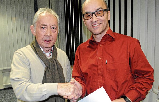 Mit Rudolf Krauth (links) kehrte am Mittwochabend ein erfahrener Kommunalpolitiker in den Illinger Gemeinderat zurück. Er wurde von Bürgermeister Harald Eiberger nach dem Ausscheiden von Rainer Glaser in das Amt verpflichtet. Der Schützinger Schreinermeister Glaser war 2014 für die CDU in den Gemeinderat gewählt worden. Krauth vertrat bereits von 1989 bis 1994 sowie von 1999 bis 2014 für die CDU-Fraktion die Interessen der Bürger. Ebenfalls als Nachfolger von Glaser wurde Krauth in den Verwaltungsausschuss der Gemeinde gewählt.  Foto: Stahlfeld