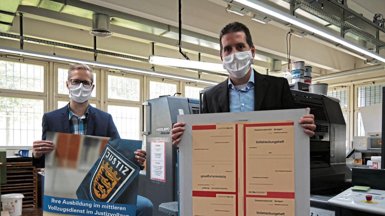 In der Justizvollzugsanstalt Heimsheim drucken die Gefangenen unter anderem für die Behörden, erklären Lars Klapper (links) und Anstaltschef Frank Jansen. Fotos: Friedrich In der Justizvollzugsanstalt Heimsheim drucken die Gefangenen unter anderem für die Behörden, erklären Lars Klapper (links) und Anstaltschef Frank Jansen. Fotos: Friedrich