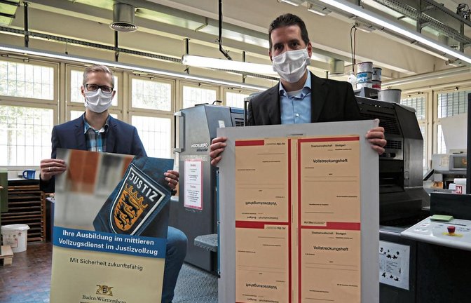 In der Justizvollzugsanstalt Heimsheim drucken die Gefangenen unter anderem für die Behörden, erklären Lars Klapper (links) und Anstaltschef Frank Jansen. Fotos: Friedrich