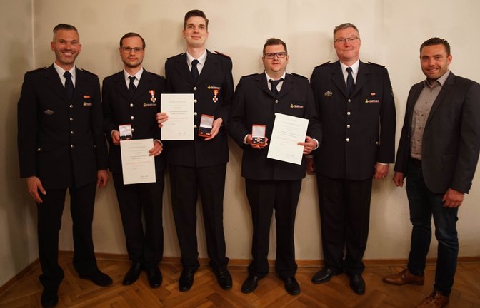 Kommandant Tobias Grieble (links), sein Stellvertreter Markus Müller (Zweiter von rechts) und Bürgermeister Frank Wittendorfer (rechts) ehrten Nicolai Banse, Markus Wanka, Simon Essich (von links) für 15-jährige Zugehörigkeit zur Feuerwehr.  <span class='image-autor'>Foto: vg</span>