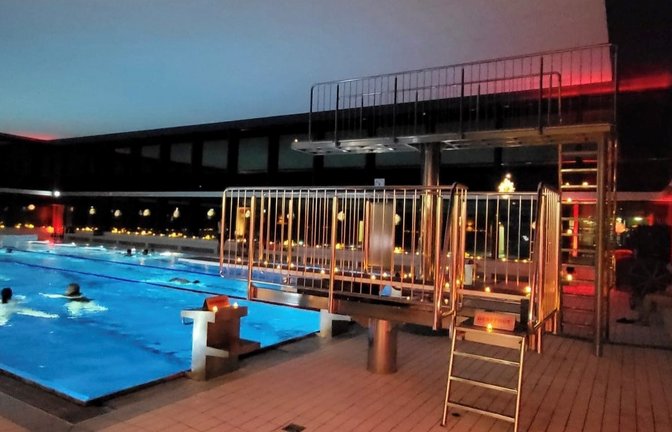 Der Förderverein Enztalbad berichtet von seinem ersten Candle Light Schwimmen, dass es „ein richtig schöner Abend“ war. Das Hallenbad sei im Schein von LED-Kerzen erstrahlt, die zusammen mit der weihnachtlichen Dekoration „für eine tolle Atmosphäre sorgten“. Die besondere Stimmung habe das Schwimmen zu einem ganz neuen Erlebnis gemacht. Auch für das leibliche Wohl war bestens gesorgt: Der Kiosk im Enztalbad hatte Tapas vorbereitet und alkoholfreie Cocktails kreiert. Mit der Veranstaltung habe man zeigen wollen, dass das Enztalbad mehr als nur ein Sportbad sein kann, heißt es. <span class='image-autor'>Foto: p</span>