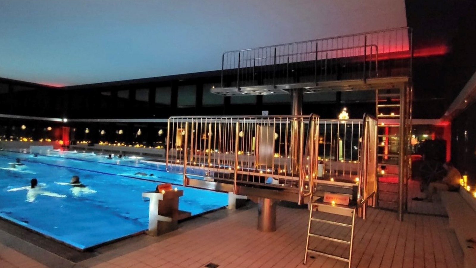Der Förderverein Enztalbad berichtet von seinem ersten Candle Light Schwimmen, dass es „ein richtig schöner Abend“ war. Das Hallenbad sei im Schein von LED-Kerzen erstrahlt, die zusammen mit der weihnachtlichen Dekoration „für eine tolle Atmosphäre sorgten“. Die besondere Stimmung habe das Schwimmen zu einem ganz neuen Erlebnis gemacht. Auch für das leibliche Wohl war bestens gesorgt: Der Kiosk im Enztalbad hatte Tapas vorbereitet und alkoholfreie Cocktails kreiert. Mit der Veranstaltung habe man zeigen wollen, dass das Enztalbad mehr als nur ein Sportbad sein kann, heißt es. Foto: p