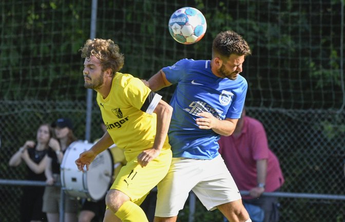 Vaihingens Außenverteidiger Tobias Rehfuß (von rechts) gewinnt im Halbfinale ein Kopfballduell gegen Ensingens Dominik Urbani. <span class='image-autor'>Foto: Leitner</span>