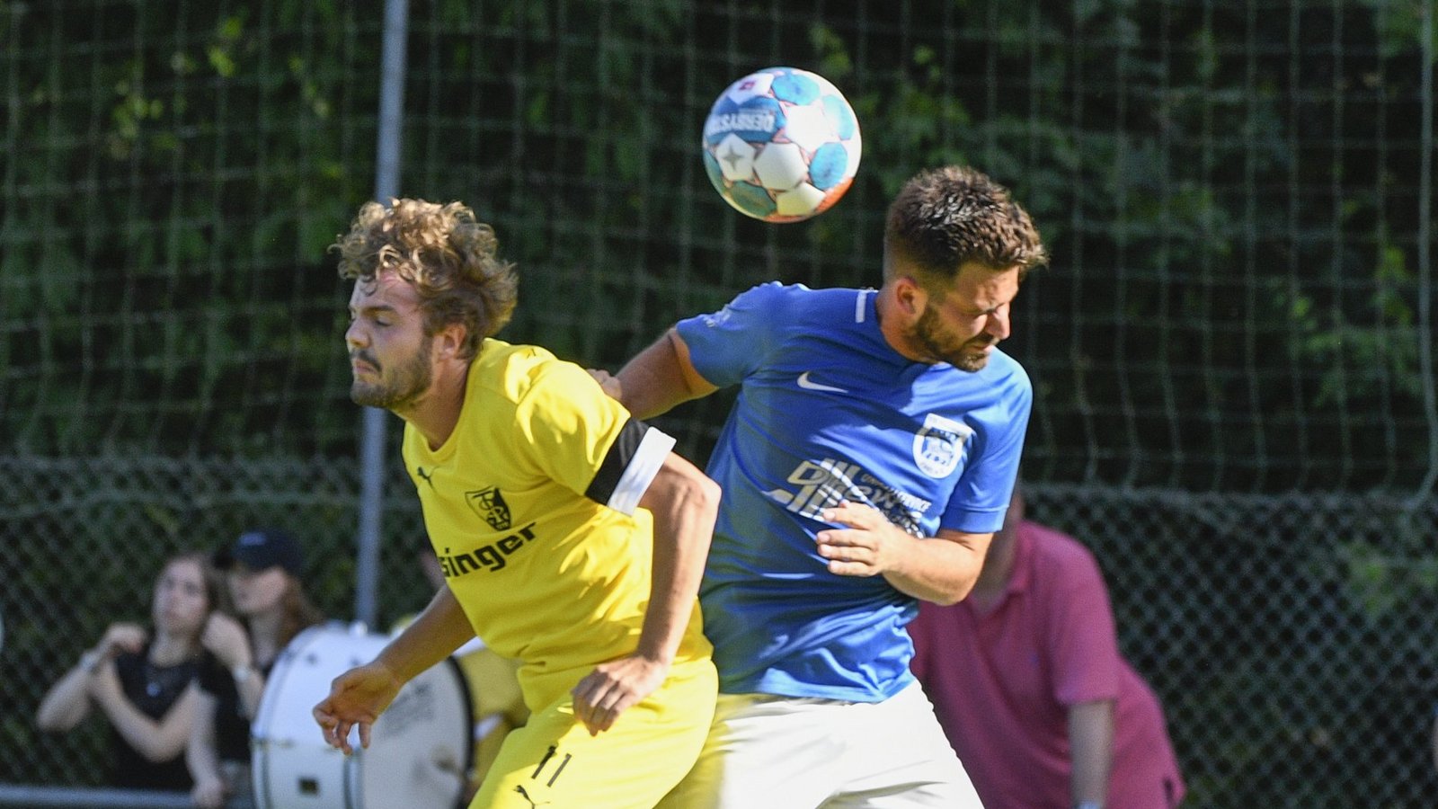 Vaihingens Außenverteidiger Tobias Rehfuß (von rechts) gewinnt im Halbfinale ein Kopfballduell gegen Ensingens Dominik Urbani. Foto: Leitner