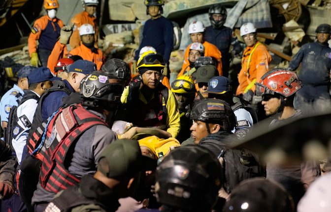 Die Rettungsteams geben die Hoffnung nicht auf.<span class='image-autor'>Foto: Ariana Cubillos/AP/dpa</span>