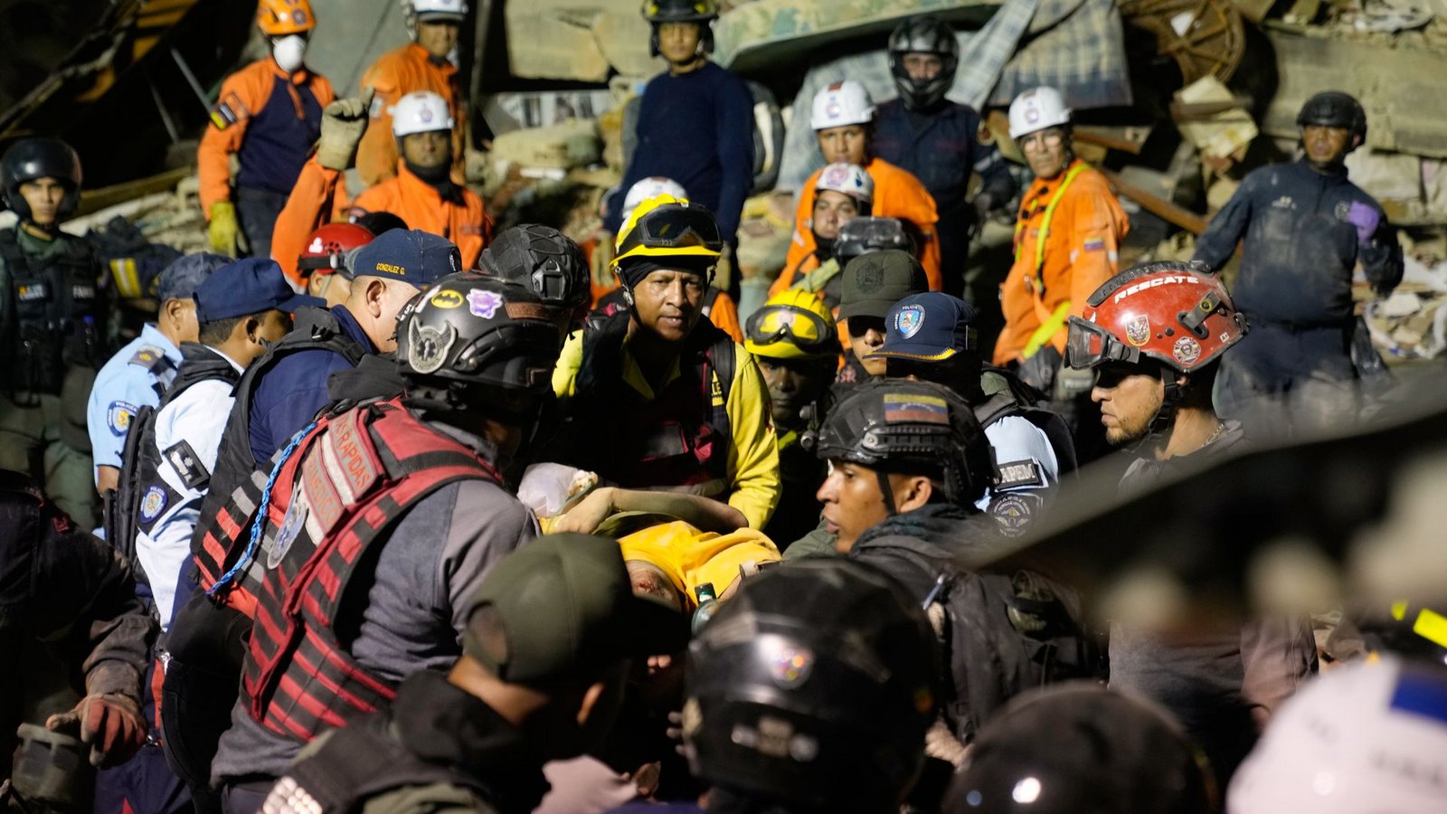 Die Rettungsteams geben die Hoffnung nicht auf.Foto: Ariana Cubillos/AP/dpa