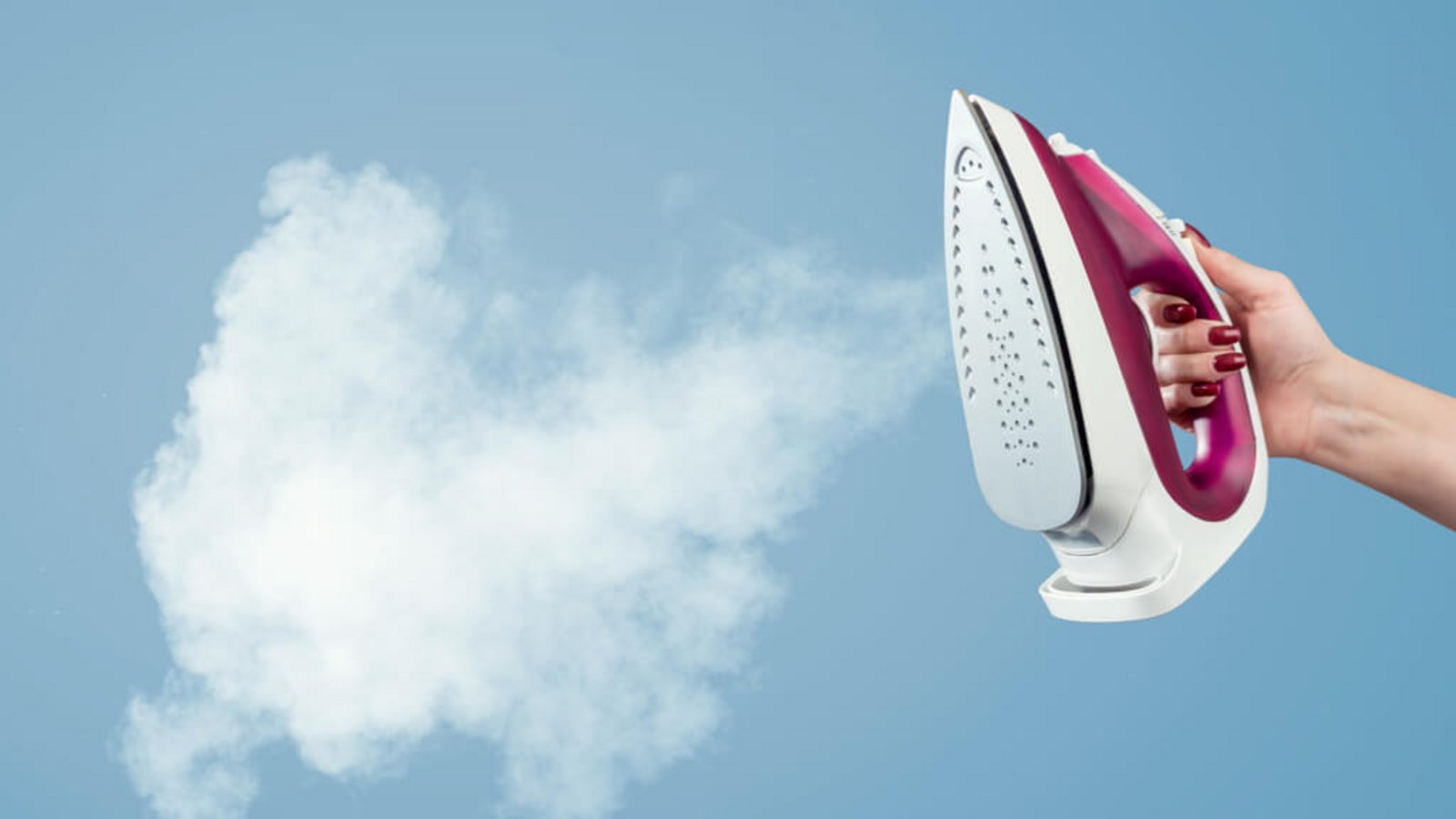 So entkalken Sie Ihr Bügeleisen mit Hausmitteln richtig. Einfach und gründlich das Dampfbügeleisen von Kalk befreien.Foto: HomeArt / Shutterstock.com