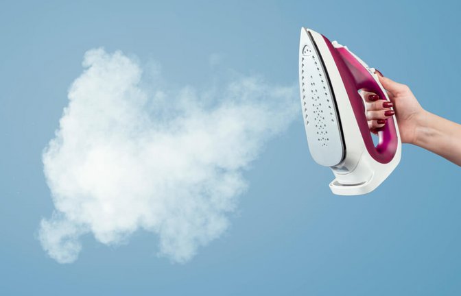 So entkalken Sie Ihr Bügeleisen mit Hausmitteln richtig. Einfach und gründlich das Dampfbügeleisen von Kalk befreien.<span class='image-autor'>Foto: HomeArt / Shutterstock.com</span>