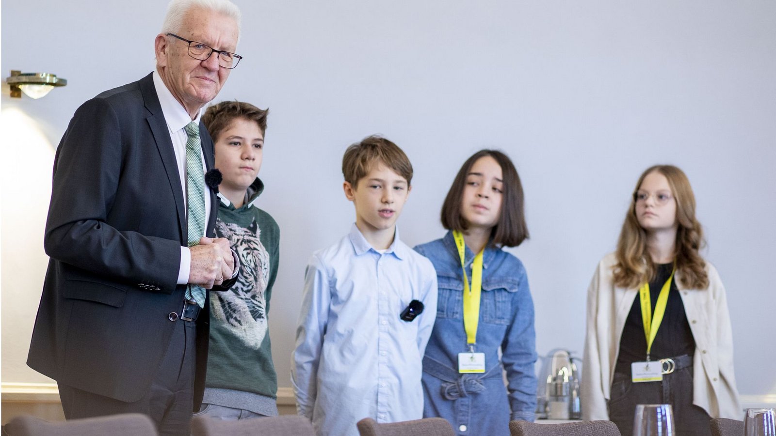 Gleich geht’s los: Die Kinderreporterinnen und Kinderreporter Lennart, Paul, Dana und Louisa (v. l. n. r.) sind bereit zum Interview mit Winfried Kretschmann im Kabinettssaal der Villa Reitzenstein.Foto: Lichtgut//Leif Piechowski Gleich geht’s los: Die Kinderreporterinnen und Kinderreporter Lennart, Paul, Dana und Louisa (v. l. n. r.) sind bereit zum Interview mit Winfried Kretschmann im Kabinettssaal der Villa Reitzenstein.Foto: Lichtgut//Leif Piechowski